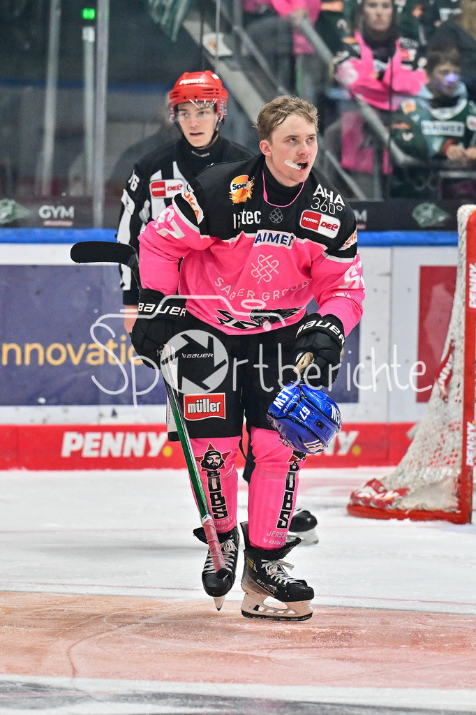 Augsburger Panther - Straubing Tigers | nach einen FIght faehrt Florian ELIAS (Augsburger Panther #67) gezeichnet zur Bank / Kampf / Faustkampf / DEL: Augsburger Panther - Straubing Tigers, Curt Frenzel Stadiom am 20.10.2024