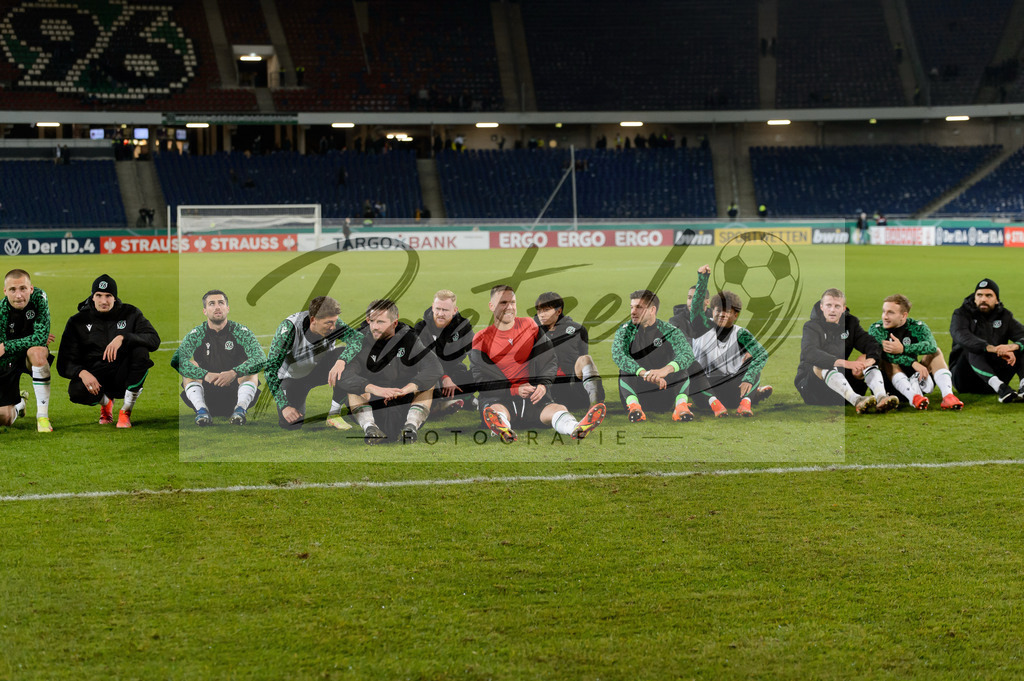 H96DUS20211027_079 | Fussball, Herren: . Spieler von Hannover 96 Schlussjubel, jubelt ueber den 3:0 Sieg bei dem Spiel der 2. Runde im DFB-Pokal zwischen Hannover 96 und Fortuna Duesseldorf in der HDI-Arena am 27.10.2021 in Hannover, Deutschland.DFB / DFL REGULATIONS PROHIBIT ANY USE OF PHOTOGRAPHS AS IMAGE SEQUENCES AND/OR QUASI-VIDEO. - Realisiert mit Pictrs.com