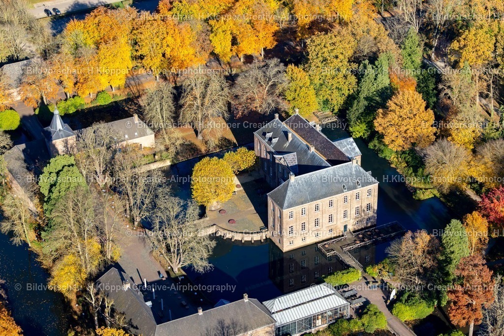 Luftbilder Arcen Limburg-7581 | Luftbildfotografie Herbstluftbild Wassergraben mit Wasserschloß Schloss Kasteeltuinen Arcen in Arcen in Limburg, Niederlande - Realisiert mit Pictrs.com