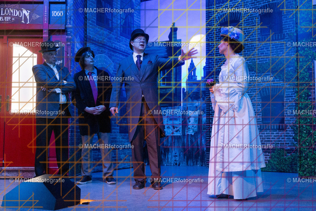 366_MFL-2025 | Portraitbilder von Regisseur; Darsteller; Techniker; Maske; Kostüme; Chor; Musiker; Bilderserie der Generalprobe und der Premierenvorstellung, Szenenbilder; Ausdrucksstudien; Bühnenüberblick; Bühnenkulissen; Pressefotos inkl. Redaktionsfoto Darstellergruppe.