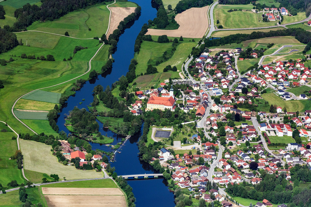 dr__0029561.jpg | WALDERBACH 02.06.2019 Dorfkern an den Fluß- Uferbereichen der Regen in Walderbach im Bundesland Bayern, Deutschland. // Village on the river bank areas of Regen in Walderbach in the state Bavaria, Germany. Foto: Daniel Reiter