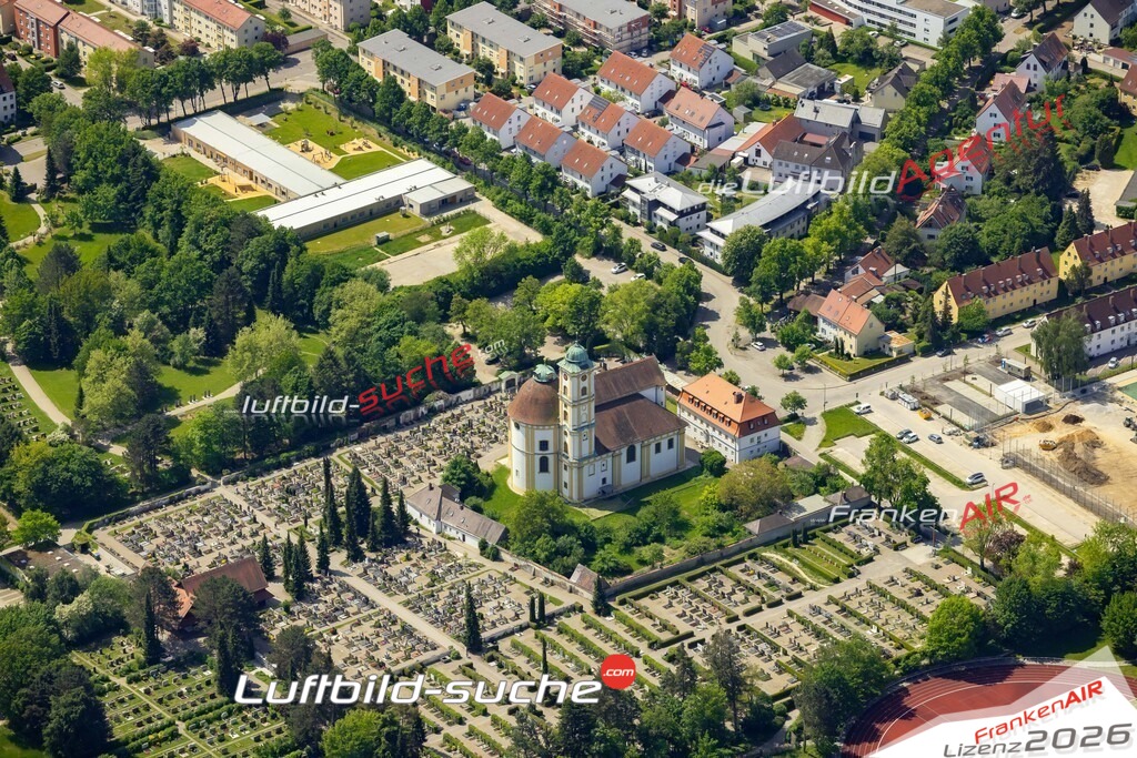 Das Luftbild zeigt Kirche mit Friedhof Friedberg - Die Luftaufnahme wurde 2023 vom UL-Flugzeug aus erstellt ( keine Drohne ) - Hochauflösende Luftaufnahme - Für grossformatige Ausdrucke geeignet. Die Geschenkidee !Mit Lizenz und Bildrechte bestellbar