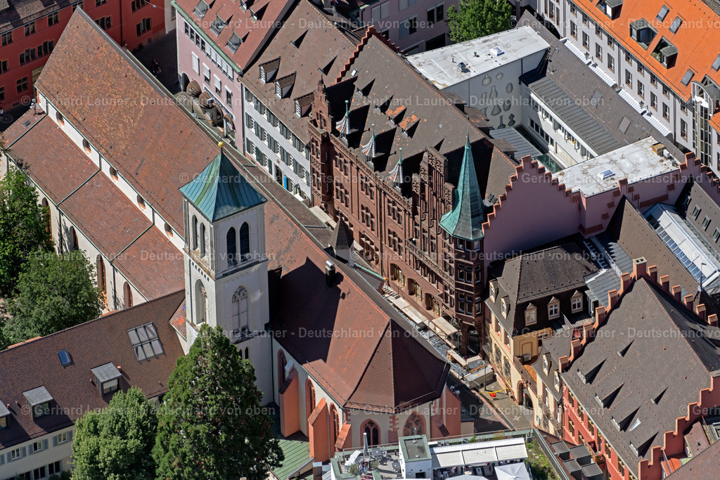 4033289 | FREIBURG IM BREISGAU 30.06.2020 Kirchengebäude der katholischen Kirchengemeinde Freiburg Mitte am Rathausplatz in Freiburg im Breisgau im Bundesland Baden-Württemberg, Deutschland. Weiterführende Informationen bei: Münsterfabrikfonds Freiburg. // Church building katholischen Kirchengemeinde Freiburg Mitte in Freiburg im Breisgau in the state Baden-Wurttemberg, Germany. Further information at: Muensterfabrikfonds Freiburg. Foto: Gerhard Launer