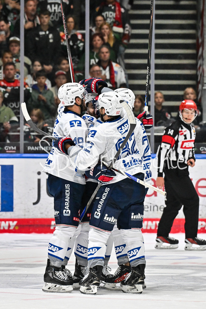Augsburger Panther - Adler Mannheim | Jubel der Adler nach dem Treffer zum 4-3 durch Anthony GRECO (Adler Mannheim 44) / Tor / Torschuetze / Freude / Happy / DEL: Augsburger Panther - Adler Mannheim; Curt Frenzel Stadion am 14.09.2025