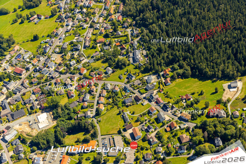 Das Luftbild zeigt : Wohngebiet Bischofsgrün - Die Luftaufnahme wurde 2023 vom UL-Flugzeug aus erstellt ( keine Drohne ) - Hochauflösende Luftaufnahme - Für grossformatige Ausdrucke geeignet. Die Geschenkidee !Mit Lizenz und Bildrechte bestellbar