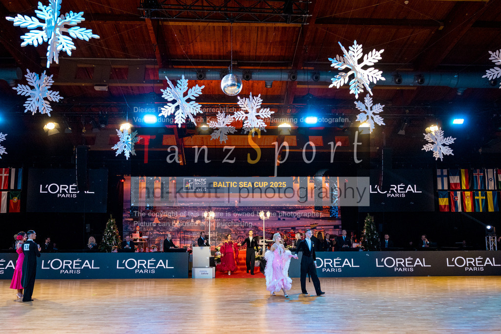 20251212_WDSF_World_Ch_Cup_RS-Std_1438-2 | Tanzsportbilder, Standardtanz, Lateintanz, WDSF, DTV, LTVB, dancecomp, goc, hessen tanzt, blaues band der spree, walzer, tango, wiener walzer, slowfox, quickstepp, samba, rumba, cha-cha-cha, paso doble. jive, hd-kroft photography, turniertanzsport