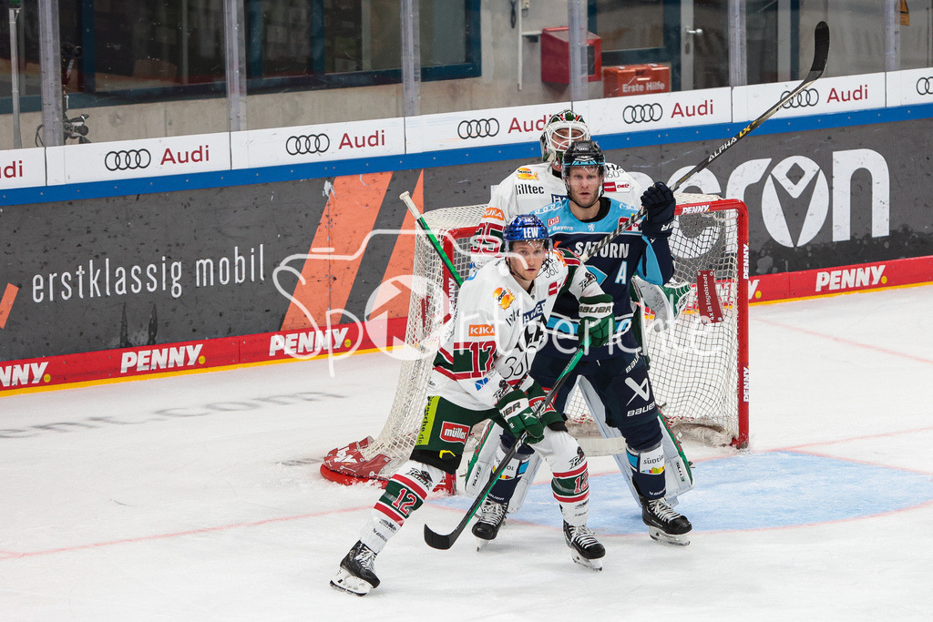 ERC Ingolstadt - Augsburger Panther  | Mirko Sacher (AEV #12) versucht vor Makus KELLER (AEV #35) sauber zu halten