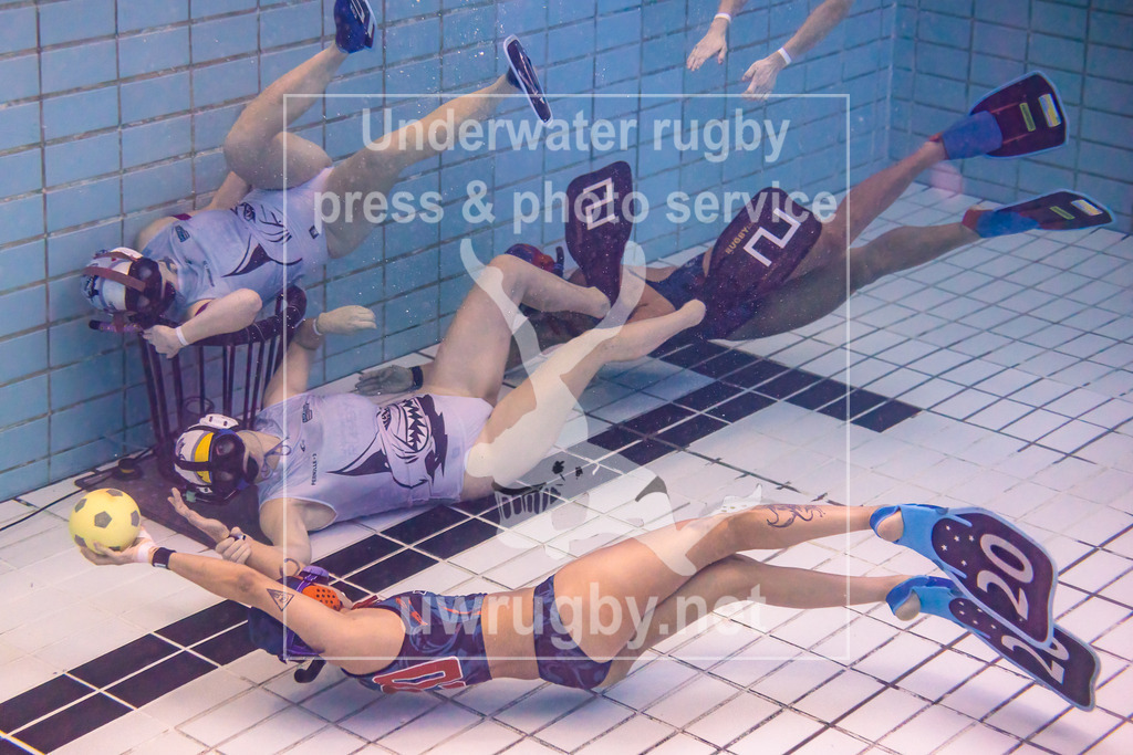 GER, Hammerheads(USA) vs. Amager UVR (Dänemark), Damen, Unterwasser-Rugby, Champions Cup 2024,  24.11.2024 | Daniela Jaramillo (Hammerheads, #20) vor dem Tor der Dänen, Pernille Linnert Jensen (Amager UV-Rugby Klub, #02) Nadia Skyggelund (Amager UV-Rugby Klub; #19) - Realisiert mit Pictrs.com