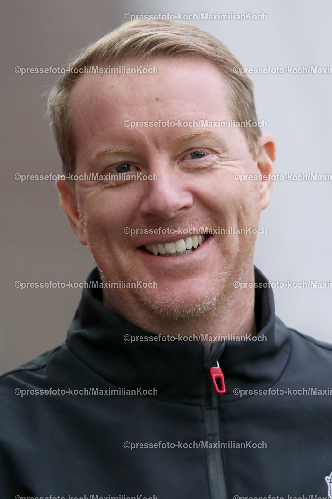 RWE06012402086 | 06.01.2024, Essen, Fußball, Herren, Stadion an der Hafenstraße, Testspiel, Rot-Weiss Essen – 1. FC Köln:  Der neue Cheftrainer Timo Schultz (1.FC Köln) lachend bei seinem ersten Spiel für den Kölner FC. 
DFB regulations prohibit any use of photographs as image sequences and or quasi-video.