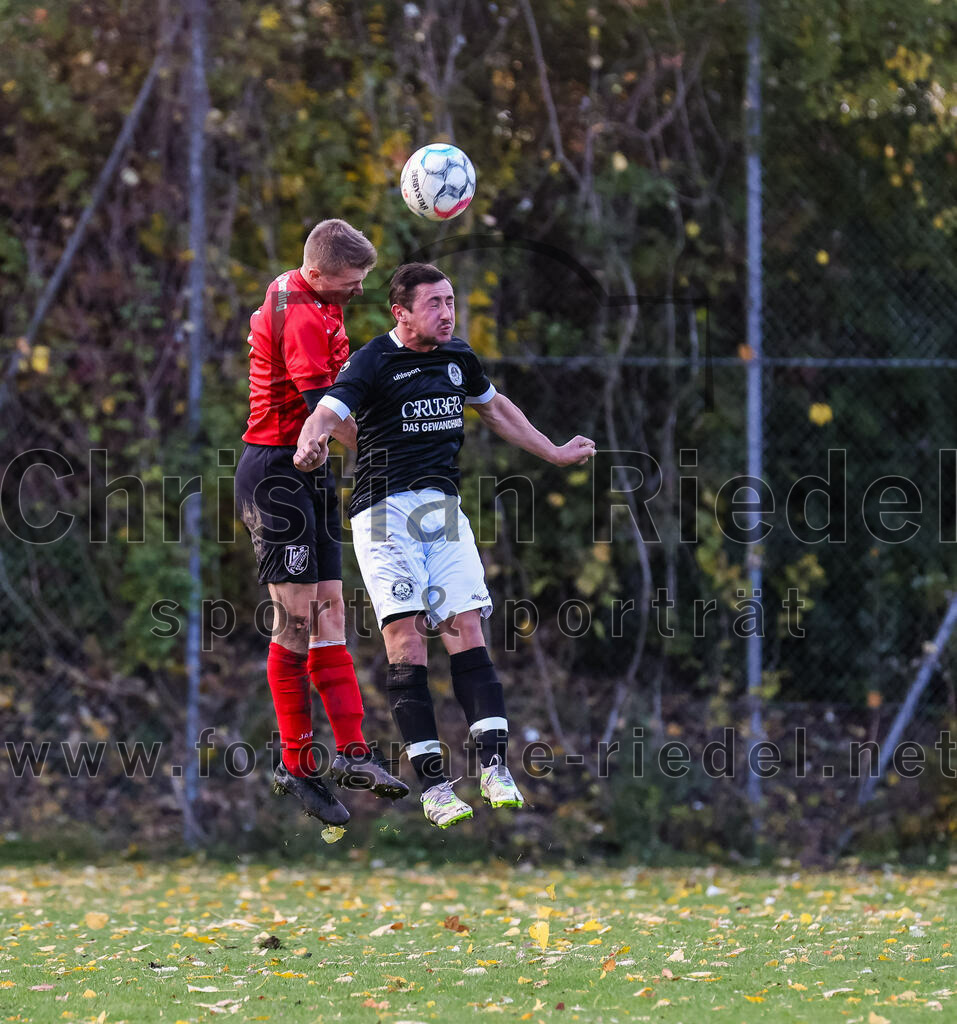 2023-11-05_054_FC_Herzogstadt_gegen_TuS_Oberding | Erding, Deutschland, 05.11.2023:
Fußball, Kreisklasse 2023 / 2024, 14. Spieltag, FC Herzogstadt gegen TuS Oberding, Endergebnis: 4:5

Markus Holzmann (TuS Oberding, #6), Marco Steinberg (FC Herzogstadt, #9)

Foto: Christian Riedel / fotografie-riedel.net