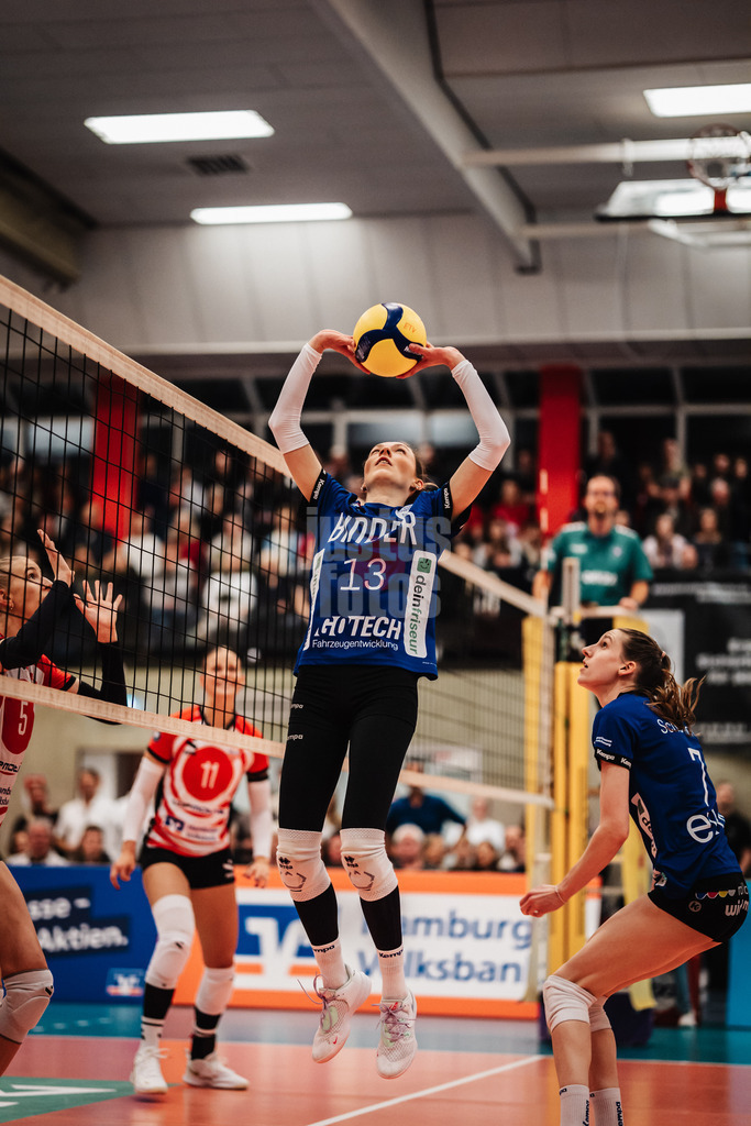 Volleyball | Frauen | Saison 2025/2026 | Volleyball Bundesliga | ETV Hamburger Volksbank Volleys vs. Binder Blaubären TSV Flacht | 06.12.2025 | Zuspiel von Roxana Vogel (#13, Binder Blaubären TSV Flacht)