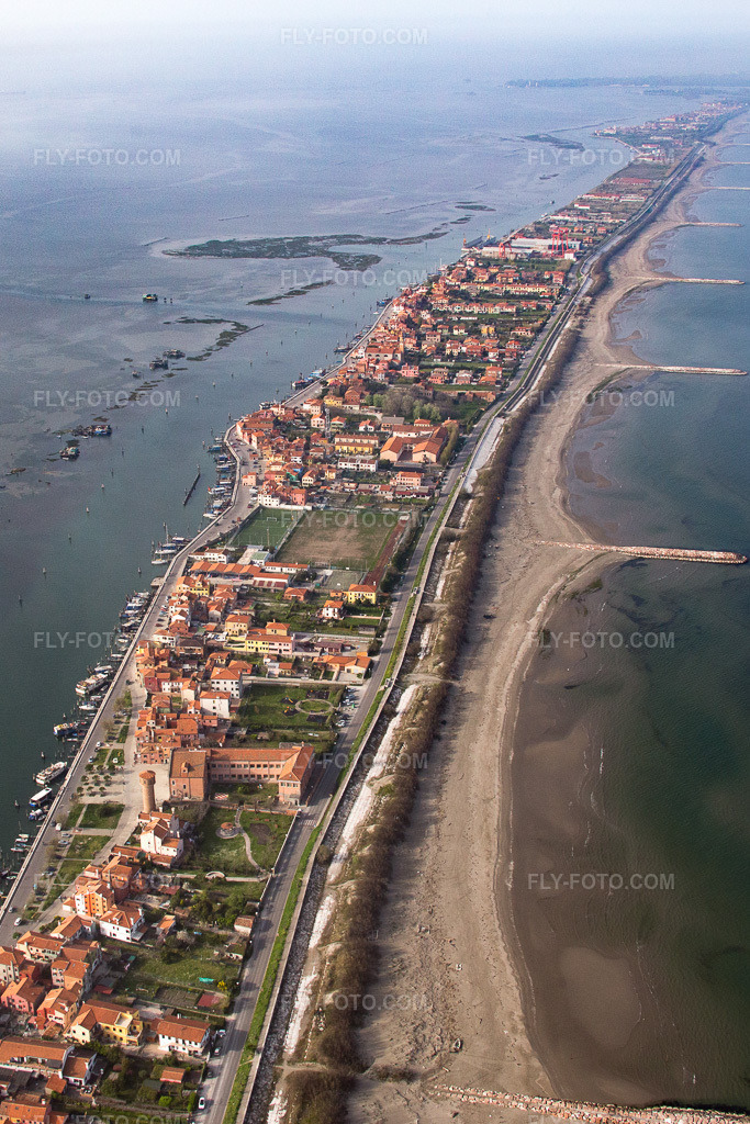 Aerial view: Settlement area in the district Pellestrina in Venice in Pellestrina in the state Veneto, Italy. – Photo: IMG_087446.jpg taken on 04/06/2016 by Werner Riehm/FLY-FOTO.com – Resolution of the original: 2394 x 3592 px