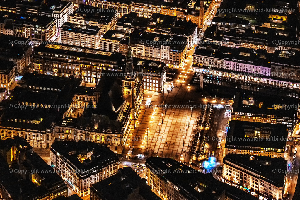Hamburg_Rathaus__Nachtaufnahme_ELS_6959060325 | HAMBURG 06.03.2025 Nacht- Lichter und Beleuchtung Gebäude des Rathauses der Stadtverwaltung am Marktplatz der Innenstadt in Hamburg, Deutschland. // Night lighting town Hall building of the City Council at the market downtown in Hamburg, Germany. Foto: Martin Elsen