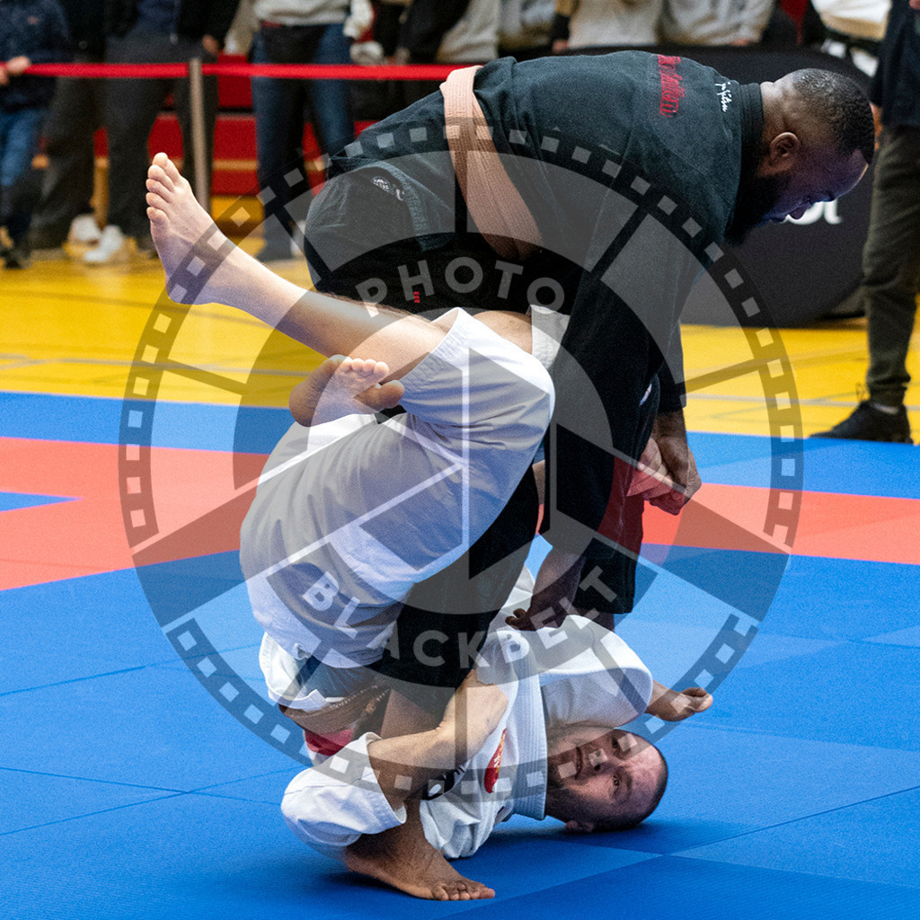 20231118PBB10207 | Fighters compete during the AJP Tour 600 Frankfurt Championship in Frankfurt/Main, Germany, on November 18, 2023.