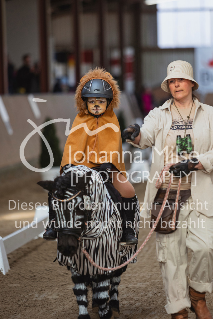 250316_HF-Schwm_Fuehrzuegel-110 | Deine schönsten Turniermomente als professionelle Fotos! Entdecke hochwertige Pferdesport-Fotografie im Online-Shop. Jetzt Fotos finden & bestellen!