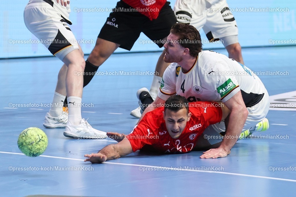 xKWIx22032601021 | 22.03.2026, Handball, Länderspiel Herren, Deutschland - Ägypten, ÖVB-Arena Bremen:  Johannes Golla (Germany #04) liegt  nach Zweikampf auf Nabil Sherif (Egypt #02)  xKamilxWilkowskixPressefotoKochx