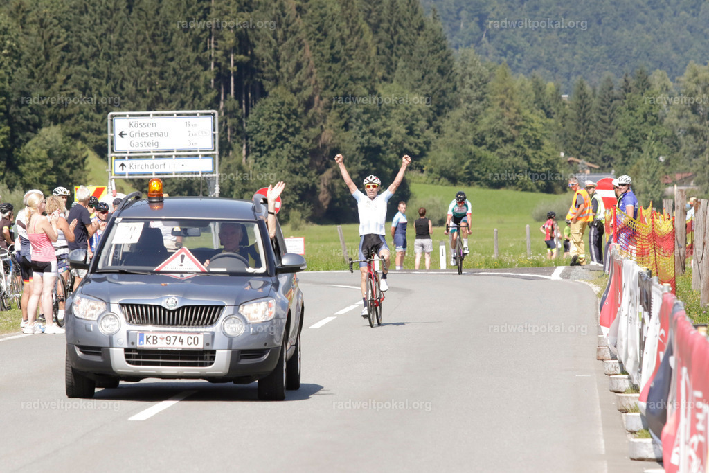 914_20230817_Bewerb_Maenner_Muehlanger | AUT - OESTERREICH, 2023-08-16: SPORT RENNRAD-FAHREN - 55. INTERNATIONALER RADWELTPOKAL IN ST. JOHANN IN TIROL  - Vintage-Radrennen mit WM-Bronze-Medaillen-Siegerin Christina Schweinberger, den Teilnehmer und Alexander Baumann (vom Orginastions-Team) - TAG 2 BEWERB MAENNER IN SECHS GRUPPEN  ; Foto: Roland Muehlanger