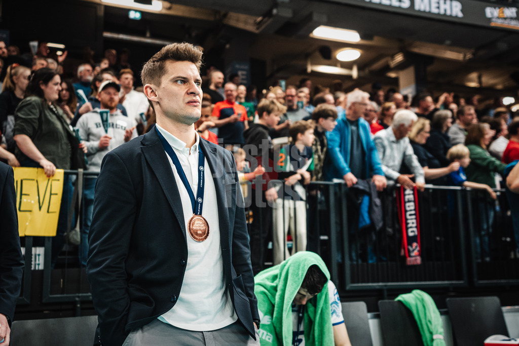 Volleyball | Herren | Saison 2024/2025 | 1. Volleyball Bundesliga Männer | Halbfinale | SVG Lüneburg vs. VfB Friedrichshafen | 19.04.2025 | Trainer Adam Swaczyna (VfB Friedrichshafen) mit der Bronzemedaille