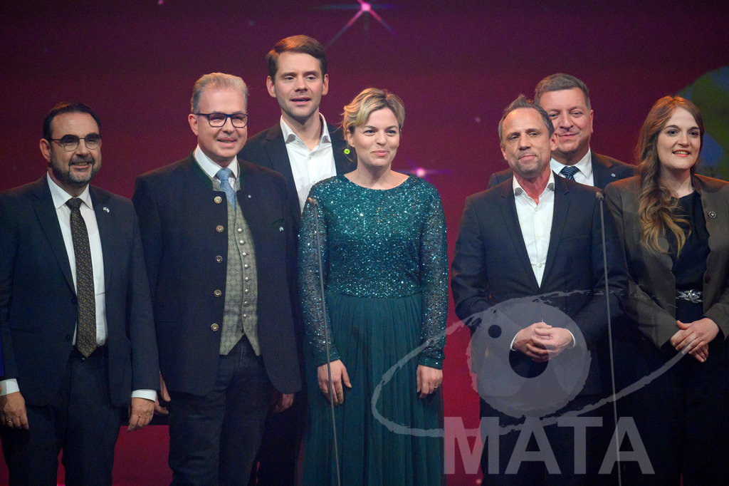 _DWA1725 | Klaus Holetscheck (CSU, MdL) Florian Streibl (Frei Wähler, MdL), Thomas von Sarnowski (Bündnis 90/Die Grünen, MdL), Katharina Schulze ( Bündnis 90/Die Grünen, MdL), Thorsten Glauber (Frei Wähler, Staatsminister für Umwelt und Verbraucherschutz), Christian Bernreiter (CSU, Staatsminister für Wohnen, Bau und Verkehr), Ronja Endres (SPD, MdL) bei '30 Jahre Sternstunden-Gala 2023' in der Frankenhalle. Nürnberg, 15.12.2023 - Realisiert mit Pictrs.com