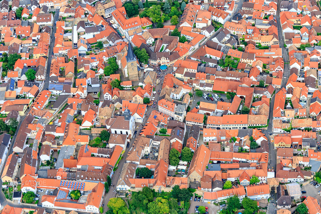 Luftbild: Haupstraße aus Westen. Protestantische Kirche und Winzerhof Rehg in Freinsheim im Bundesland Rheinland-Pfalz in Deutschland.Foto: IMG_092141.jpg vom 16.07.2016 durch Werner Riehm/FLY-FOTO.deAuflösung des Originals: 5472 x 3648 pxWWW.EVKIRCHE-FREINSHEIM.DE