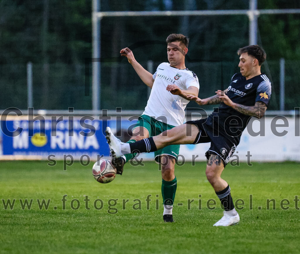2024-04-05_053_FC_Schwaig_gegen_SV_Pullach | Oberding, Deutschland, 05.04.2024:
Fußball, Landesliga Südost 2023 / 2024, 28. Spieltag, FC Schwaig gegen SV Pullach, Endergebnis: 2:0

Raffael Ascher (FC Schwaig, #9), Yanis Luis Marseiler (SV Pullach, #30)

Foto: Christian Riedel / fotografie-riedel.net