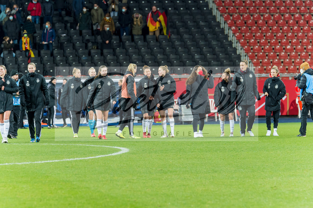 GERTUR20211126_046 | Fussball, Frauen:  Spielerinnen von Deutschland Schlussjubel, jubelt nach dem 8:0 Sieg bei dem Spiel der WM-Qualifikation zwischen Deutschland und Tuerkei im Eintracht-Stadion am 26.11.2021 in Braunschweig, Deutschland. - Realisiert mit Pictrs.com