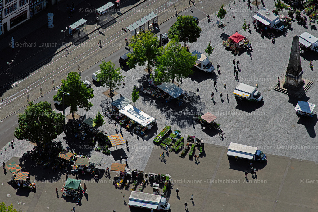 4026348 | ERFURT 07.05.2020 Verkaufsstände und Handelsbuden auf dem Domplatz im Ortsteil Altstadt in Erfurt im Bundesland Thüringen, Deutschland. // Sale stands and trade stalls in the market place on Domplatz in the district Altstadt in Erfurt in the state Thuringia, Germany. Foto: Gerhard Launer