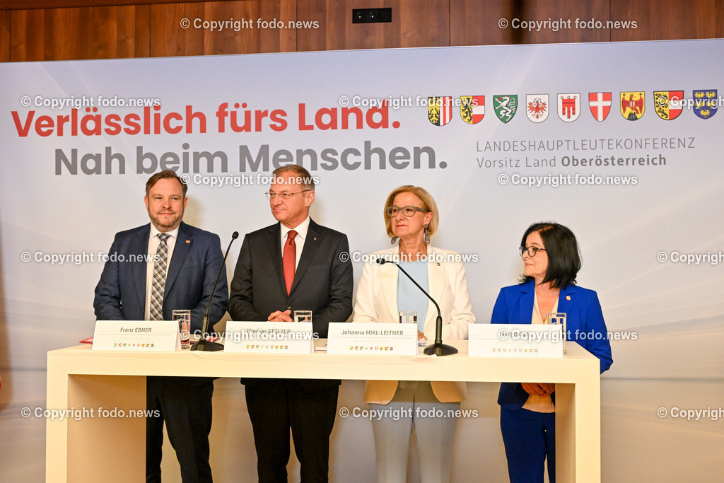 Pressekonferenz Land Ooe_ Oberoesterreich uebernimmt den Vorsitz in der Landeshauptleute-Konferenz_ 03.07.2024-39 | 03.07.2024, Linz, AUT, Pressekonferenz Land Ooe, Oberoesterreich uebernimmt den Vorsitz in der Landeshauptleute-Konferenz, im Bild Franz Ebner (VP, Praesident des Bundesrates), Thomas Stelzer (VP, Landeshauptmann Oberoesterreich), Johanna Mikl-Leitner (VP, Landeshauptfrau Niederoesterreich), Margit Goell (VP, Mitglied des Bundesrates)