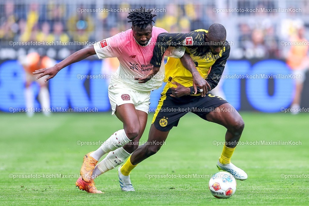 BVB11042601046 | 11.04.2026, Fußball, Borussia Dortmund - Bayer 04 Leverkusen, 1. Fußball Bundesliga, 29. Spieltag, Signal Iduna Park, Saison 2025 2026: Edmond Tapsoba&nbsp;(Bayer04 Leverkusen #12) im Zweikampf gegen  Serhou Guirassy&nbsp;(BVB #09)  DFB regulations prohibit any use of photographs as image sequences and or quasi-video.