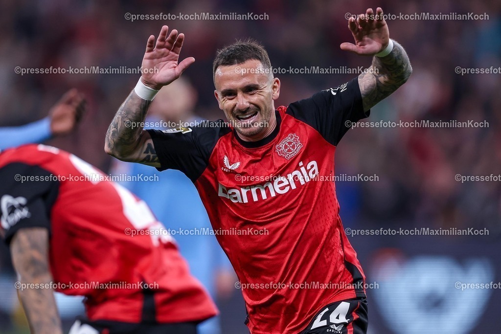 B0428032501020 | 28.03.2025, Fußball, Bayer 04 Leverkusen - VfL Bochum, 1. Fußball Bundesliga, 27. Spieltag, BayArena, Saison 2024 2025: Torjubel nach dem Tor zum 1:0 durch Torschütze Aleix Garcia (Bayer04 Leverkusen #24) zusammen mit Exequiel Palacios (Bayer04 Leverkusen #25) DFB regulations prohibit any use of photographs as image sequences and or quasi-video.