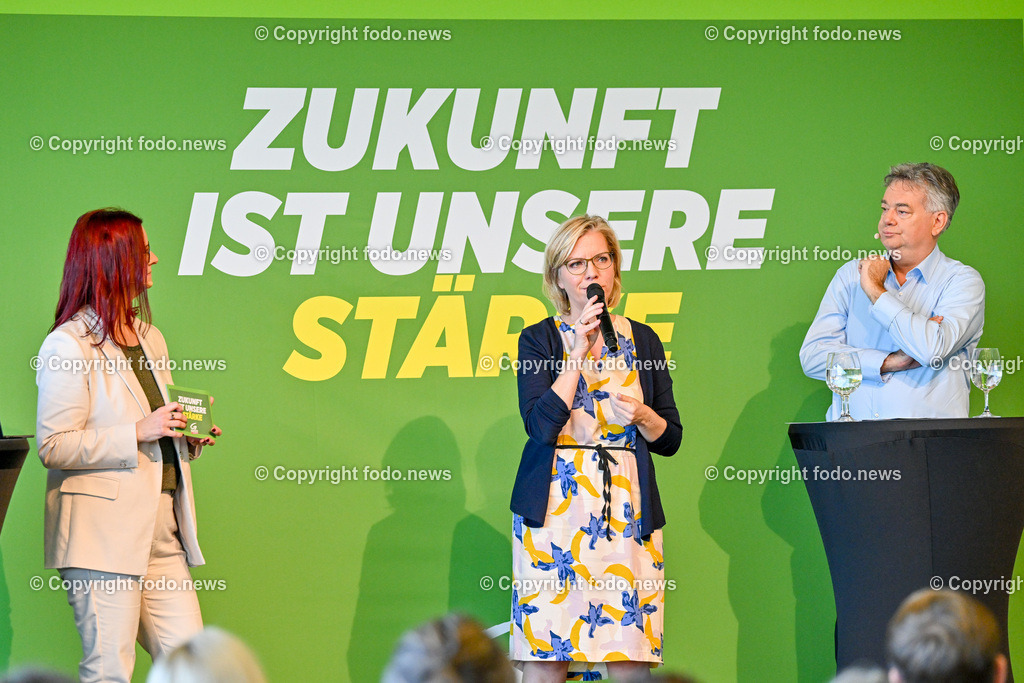 Landesversammlung der Gruenen Ooe 2023_ Zukunft ist unsere Staerke_ 21.10.2023-37 | 21.10.2023, Lentos Linz, AUT, Landesversammlung der Gruenen Ooe 2023, Zukunft ist unsere Staerke, im Bild Ursula Roschger (Die Gruenen, Landesgeschaeftsfuehrerin), BMin Leonore Gewessler (Die Gruenen, Klimaschutz, Umwelt, Energie, Mobilitaet, Innovation und Technologie), Vizekanzler Werner Kogler (Die Gruenen, Vizekanzler, Kunst, Kultur, oeffentlichen Dienst und Sport)