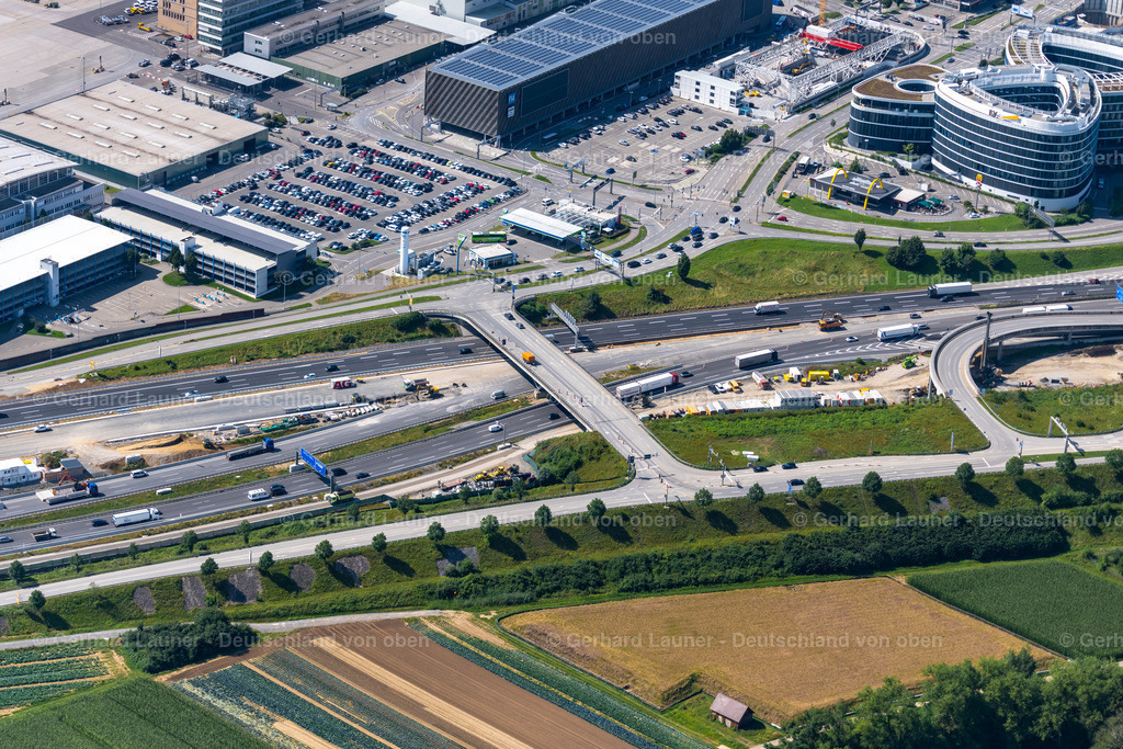4047187 | STUTTGART 11.08.2021 Baustelle mit Tunnelführungsarbeiten für die Streckenführung und den Verlauf " Flughafentunnel " parallel zum Verlauf der Autobahn BAB A8 im Ortsteil Plieningen in Stuttgart im Bundesland Baden-Württemberg, Deutschland. Weiterführende Informationen bei: CDM Smith Consult GmbH,  GBI Gackstatter Beratende Ingenieure GmbH,  Max Bögl Bauservice GmbH &amp; Co. KG,  Vössing Ingenieurgesellschaft mbH. // Construction site with tunneling work for the route and the "airport tunnel" course parallel to the course of the A8 motorway in the Plieningen district of Stuttgart in the state Baden-Wuerttemberg, Germany. Further information at: CDM Smith Consult GmbH,  GBI Gackstatter Beratende Ingenieure GmbH,  Max Boegl Bauservice GmbH &amp; Co. KG,  Voessing Ingenieurgesellschaft mbH. Foto: Gerhard Launer