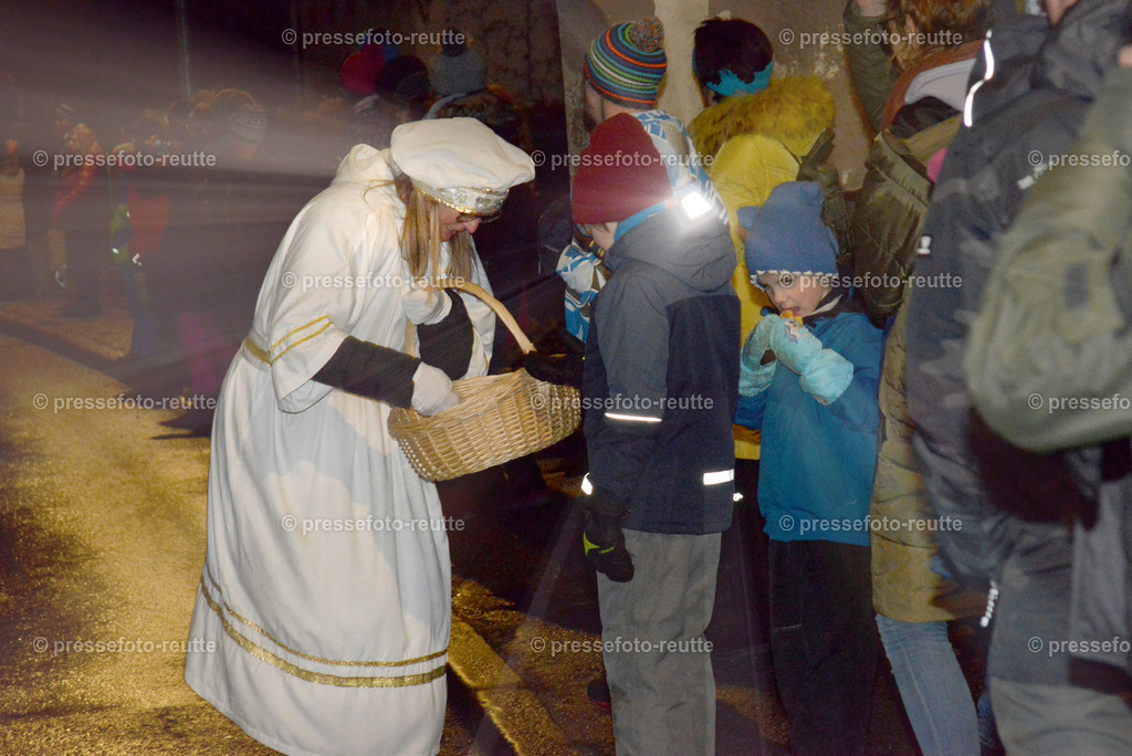 -news-2022-Dez05-Nikolo-Einzug-Lechaschau-WTV_6276 | Info aus dem Bezirk Reutte/Ausserfern Tirol sowie eine umfangreiche Bilddatenbank über die gesamte Region: Lechtal, Talkessel Reutte, Tannheimertal, Zwischentoren. Lech, Plansee, Zugspitze, Grenztunnel, B179, Fernpassstraße, Verkehr, Lawinen, Tradition, - Realisiert mit Pictrs.com