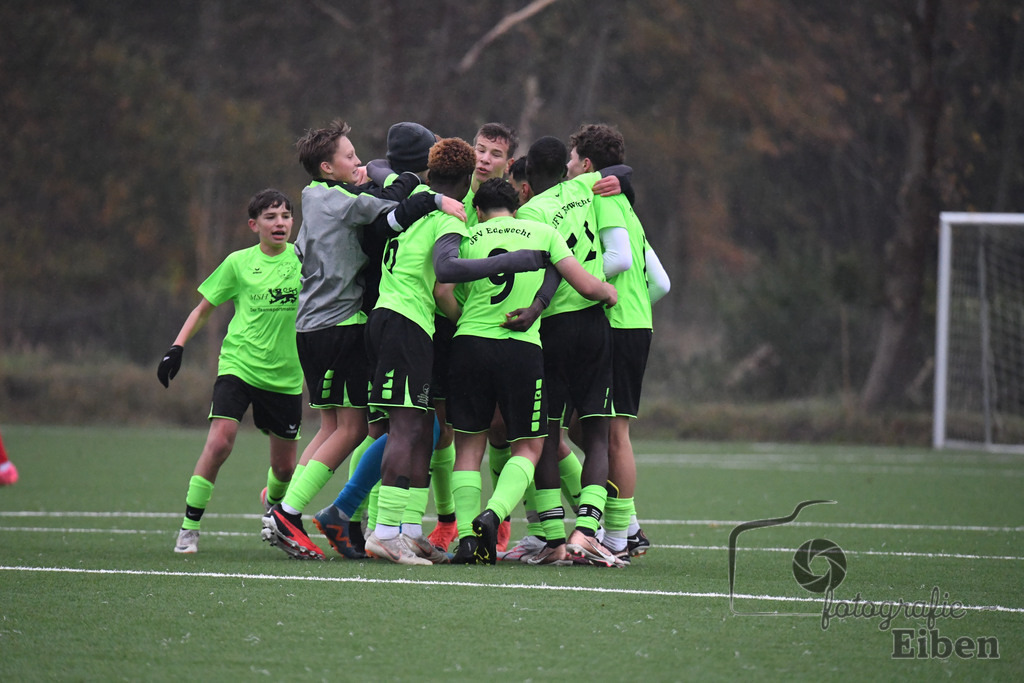 JFV Edewecht-Osnabrücker SC | C-Jugend Landesliga; JFV Edewecht (grün)-Osnabrücker SV (rot) am 18.11.2023; in Edewecht (Sportanlage Göhlenweg), Photo: Philip Eiben 2023 - Realisiert mit Pictrs.com
