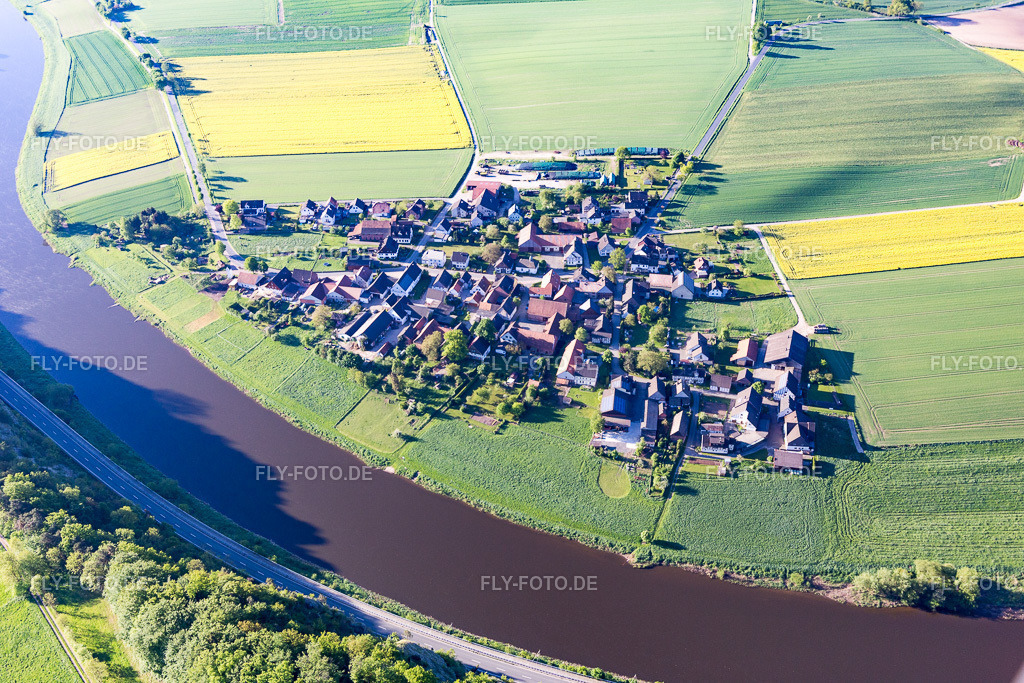 Dorfkern an den Fluß- Uferbereichen der Weser in Dölme | Luftbild: Dorfkern an den Fluß- Uferbereichen der Weser in Dölme im Ortsteil Dölme in Bevern im Bundesland Niedersachsen in Deutschland. Foto: IMG_107176.jpg vom 05.05.2018 durch Werner Riehm/FLY-FOTO.de - Realisiert mit Pictrs.com