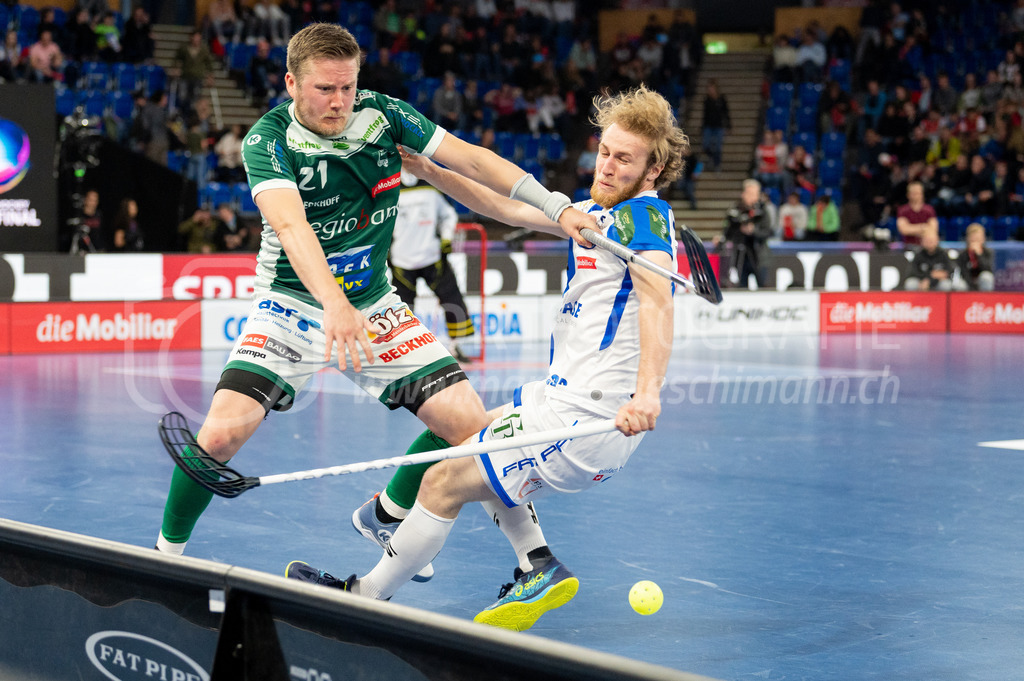 SV Wiler-Ersigen vs GC Unihockey - 23. April 2022 | SV Wiler-Ersigen vs GC Unihockey
Stimo Arena, Kloten
#21 Tatu Väänänen (SV Wiler-Ersigen) setzt sich gegen #32 Alan Strässle (GC Unihockey) durch.
Bild: Sportfotografie Markus Aeschimann | www.markus-aeschimann.ch - Realisiert mit Pictrs.com