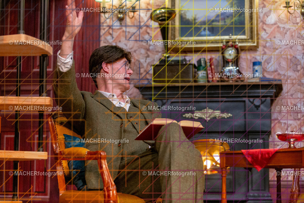 150_MFL-2025 | Portraitbilder von Regisseur; Darsteller; Techniker; Maske; Kostüme; Chor; Musiker; Bilderserie der Generalprobe und der Premierenvorstellung, Szenenbilder; Ausdrucksstudien; Bühnenüberblick; Bühnenkulissen; Pressefotos inkl. Redaktionsfoto Darstellergruppe.