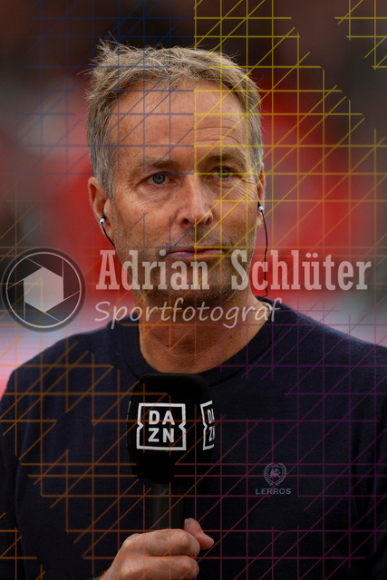 Bayer 04 Leverkusen vs Borussia Mönchengladbach - Bundesliga  | Leverkusen, Deutschland, 21.09.25:   Trainer Kasper Hjulmand (Bayer 04 Leverkusen) im Interview waehrend des Spiels der Bundesliga zwischen  Bayer 04 Leverkusen vs Borussia Mönchengladbach in der BayArena(Foto von Brauer-Fotoagentur / Adrian Schlueter)