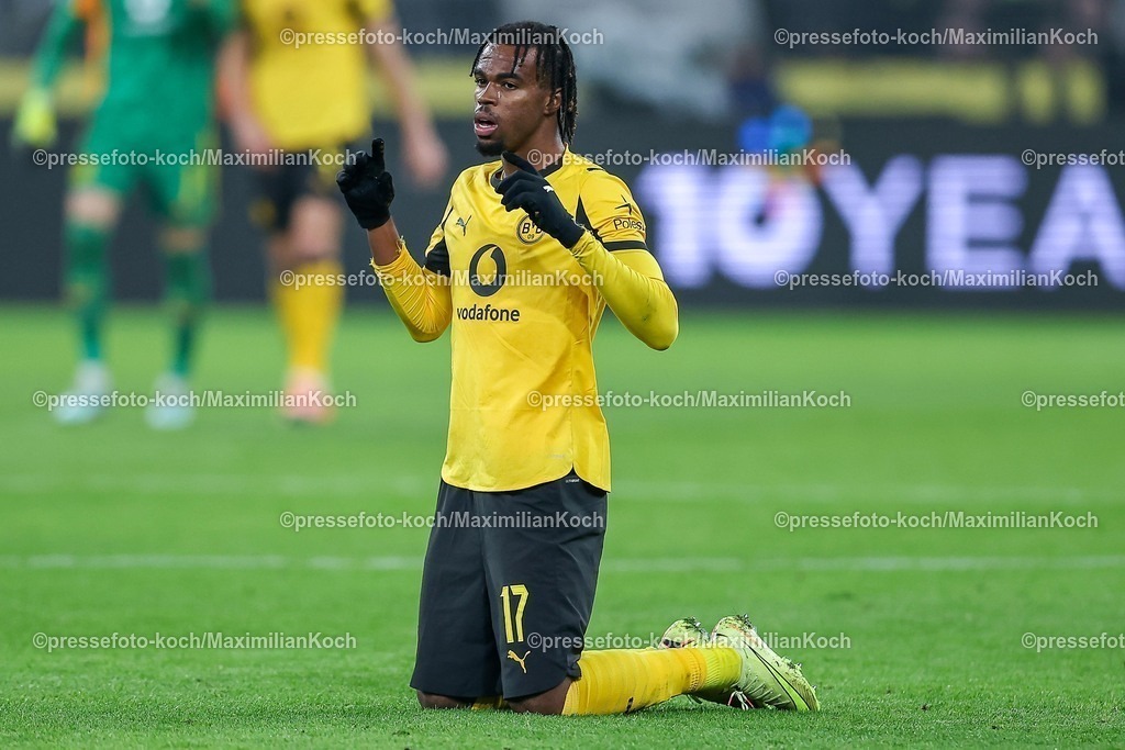 UCL25112501114 | 25.11.2025, Fußball, UEFA Champions League, Borussia Dortmund - FC Villarreal, BVB Stadion, 5. Spieltag, Saison 2025 2026: Carney Chukwuemeka (BVB #17)  Freude betend jubelnd nach dem 4:0 Sieg  Regulations prohibit any use of photographs as image sequences and or quasi-video.