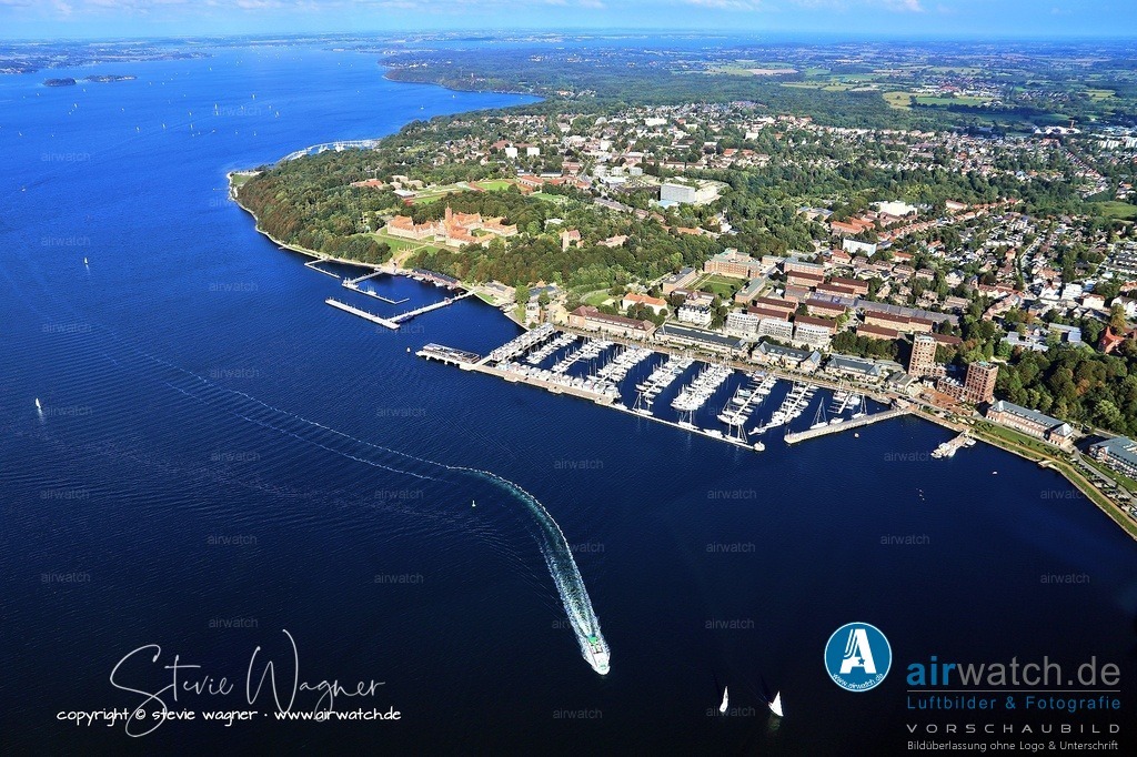 Luftbild Yachthafen Sonwik - Gastliegeplätze können vorab über die Boatpark-App gebucht werden | Gastliegeplätze können vorab über die Boatpark-App gebucht werden, wobei aktuell eine Warteliste geführt wird. Der Hafen zeichnet sich durch seine ruhige Lage und exzellente Infrastruktur aus, ist aber derzeit ausgebucht. Nutzer schätzen das einzigartige Flair und die professionelle Betreuung durch die Hafenmeister.
