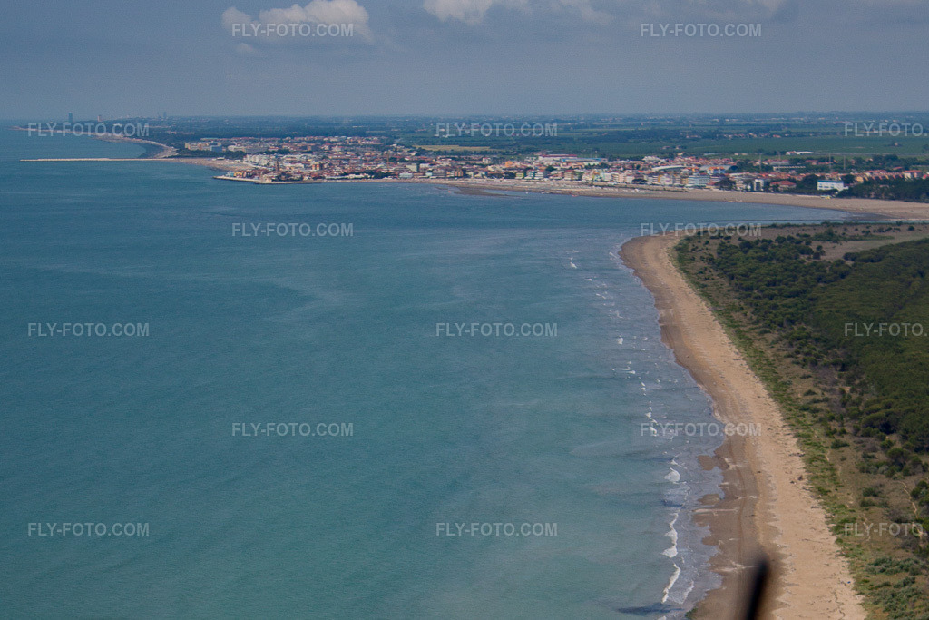 Aerial view: View of the town in Tragole in the state Veneto, Italy. – Photo: IMG_50258.jpg taken on 06/07/2012 by Werner Riehm/FLY-FOTO.com – Resolution of the original: 2943 x 1962 px