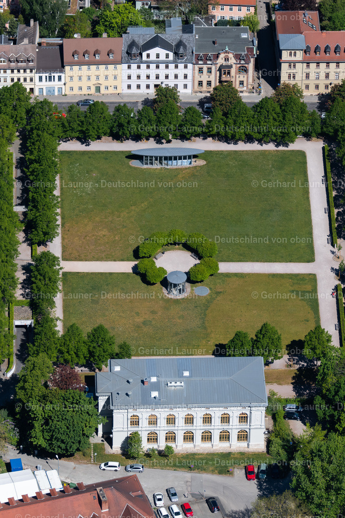 4026840 | WEIMAR 07.05.2020 Parkanlage " Beethovenplatz " und " Landesarchiv Thüringen Hauptstaatsarchiv Weimar " an der Ackerwand - Beethovenplatz in Weimar im Bundesland Thüringen, Deutschland. Weiterführende Informationen bei: Landesarchiv Thüringen. // Park of " Beethovenplatz " in Weimar in the state Thuringia, Germany. Further information at: Landesarchiv Thueringen. Foto: Gerhard Launer