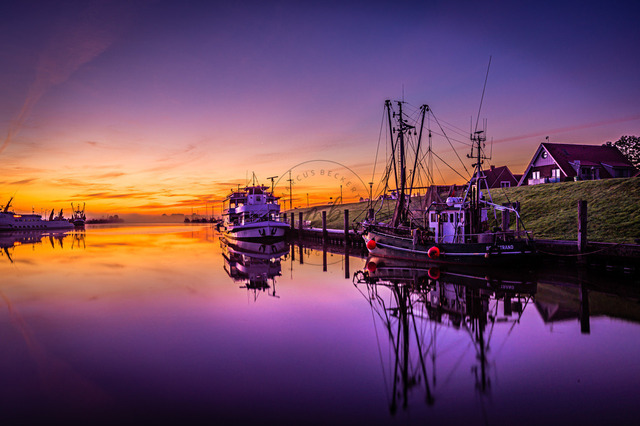 Sonnenuntergang am Hafen von Greetsiel | Professionelle Natur- & Landschaftsfotos als Poster, auf Leinwand & viele mehr. Wähle aus einer Vielzahl an Formaten & Materialien Dein perfektes Bild. - Realisiert mit Pictrs.com