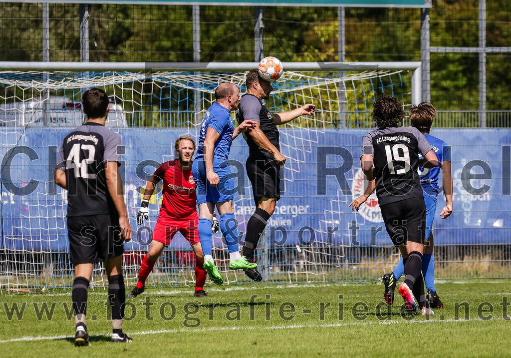 2023-08-12_116_FC_Langengeisling_gegen_ESV_Freilassing | Erding, Deutschland, 12.08.2023:
Fußball, Bezirksliga Oberbayern Ost 2023 / 2024, 4. Spieltag, FC Langengeisling gegen ESV Freilassing, Endergebnis: 2:1

Severin Stenzel (FC Langengeisling, #42), Torwart Christian Bernhardt (FC Langengeisling, #1), Albert Deiter (ESV Freilassing, #11), Andreas Buchberger (FC Langengeisling, #5), Fabian Aigner (FC Langengeisling, #19), Marco Schmitzberger (ESV Freilassing, #8)

Foto: Christian Riedel / fotografie-riedel.net