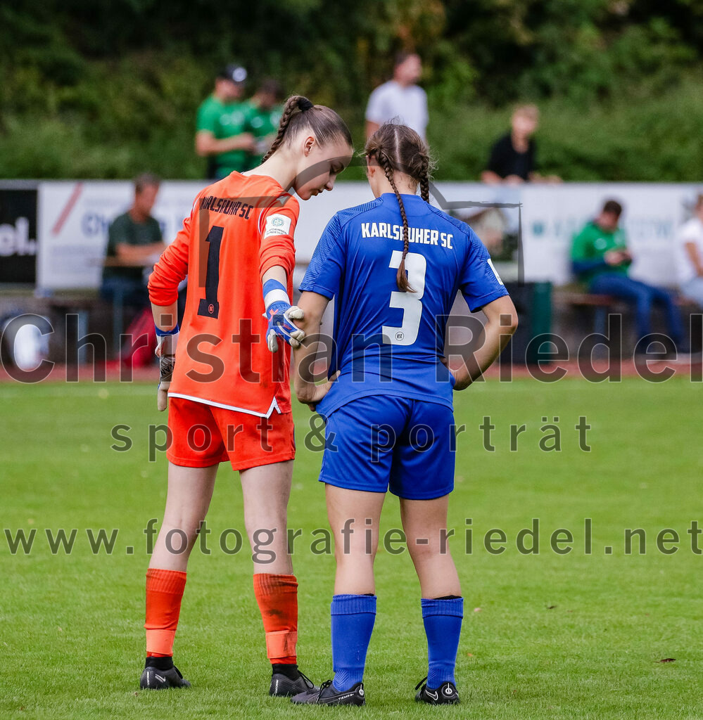 2023-10-07_068_FC_Forstern_gegen_Karlsruher_SC | Forstern, Deutschland, 07.10.2023:
Fußball, B-Juniorinnen-Bundesliga Süd 2023 / 2024, 4. Spieltag, FC Forstern gegen Karlsruher SC, Endergebnis: 1:1

Torfrau Lisa Martinek (Karlsruher SC, #1), Lea Hedwig Gruber (Karlsruher SC, #3)

Foto: Christian Riedel / fotografie-riedel.net