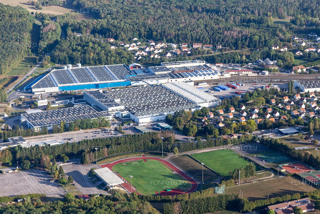 Vue aérienne: Fabricant de produits alimentaires - Locaux de l'usine Nestlé Waters Supply Est à Vittel dans le département Vosges, France. Photo: IMG_118449.jpg prise le 16/09/2019 par Werner Riehm/FLY-FOTO.eu – Résolution de l'original: 5472 x 3648 px