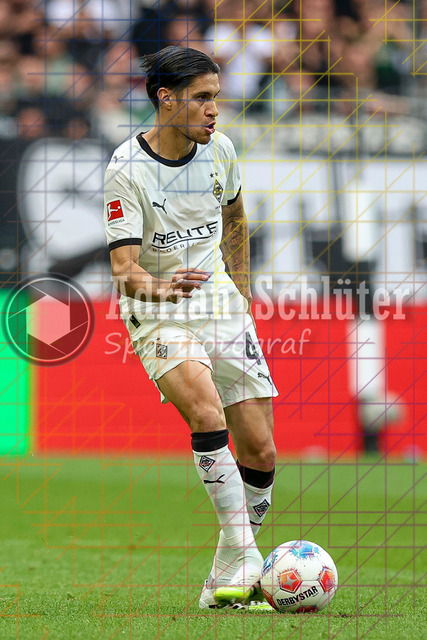 Borussia Mönchengladbach vs SV Werder Bremen - Bundesliga  | Mönchengladbach, Deutschland, 14.09.25:   Kevin Diks (Borussia Mönchengladbach) in Aktion am Ball, Einzelaktion waehrend des Spiels der Bundesliga zwischen Borussia Mönchengladbach vs SV Werder Bremen im Stadion im Borussia Park(Foto von Brauer-Fotoagentur / Adrian Schlueter)