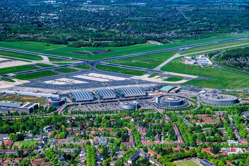 Hamburg_Fuhlsbüttel_Flughafen_Terminals_ELS_4177010525 | HAMBURG 01.05.2025 Abfertigungs- Gebäude und Terminals auf dem Gelände des Flughafen " Hamburg Airport Helmut Schmidt "(ICAO-Code EDDH)im Ortsteil Fuhlsbüttel in Hamburg, Deutschland. Weiterführende Informationen bei: Drees & Sommer SE,  Flughafen Hamburg GmbH,  IDEA Architekten GbR,  Weber Poll Ingenieurbüro für Bauwesen GbR. // Dispatch building and terminals on the premises of the airport " Hamburg Airport Helmut Schmidt "(ICAO-Code EDDH) in the district Fuhlsbuettel in Hamburg, Germany. Further information at: Drees & Sommer SE,  Flughafen Hamburg GmbH,  IDEA Architekten GbR,  Weber Poll Ingenieurbuero fuer Bauwesen GbR. Foto: Martin Elsen