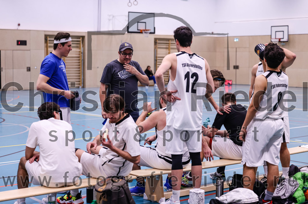 2022-04-03_003_TSV_Vaterstetten_gegen_SV_Weissblau-Allianz_Muenchen | Vaterstetten, Deutschland, 03.04.2022:
Basketball, Bezirksoberliga Herren 2021 / 2022, 14. Spieltag, TSV Vaterstetten gegen SV Weißblau-Allianz München, Endergebnis: 86:54

Trainer Daniel Paz (TSV Vaterstetten), Maximilian Metzger (TSV Vaterstetten, #12), Benicio Trinidad Paz (TSV Vaterstetten, #8)

Foto: Christian Riedel / fotografie-riedel.net