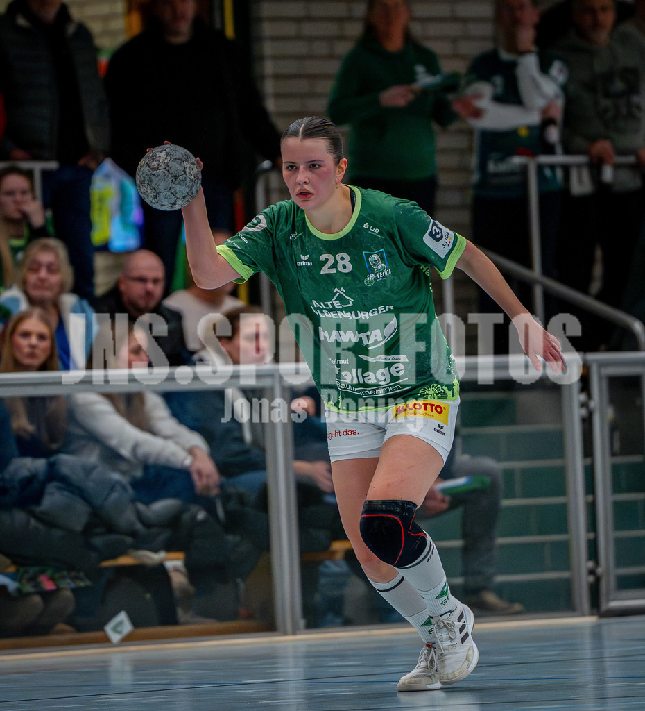Handball I Frauen I Saison 2025-2026 I 3. Liga Staffel Nord I 10. Spieltag I SC SFN Vechta - HSG Blomberg-Lippe II I 0814 | Jette Dudda (28, SC SFN Vechta) aufs Tor zu - Realisiert mit Pictrs.com